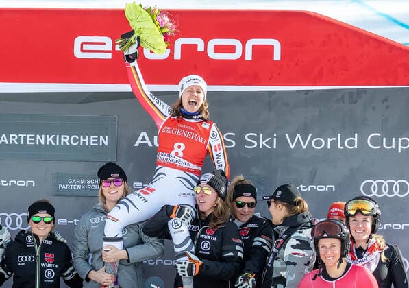 2020 Bilder des Jahres, Sport 02 Februar GER, FIS Weltcup Ski Alpin, Garmisch 08.02.2020, Kandahar, Garmisch, GER, FIS Weltcup Ski Alpin, Abfahrt, Damen, Siegerehrung, im Bild Teamfoto Viktoria Rebensburg (GER, 1. Platz) Teamphoto race winner Viktoria Rebensburg of Germany during the winner ceremony for the women s downhill of FIS Ski Alpine World Cup at the Kandahar in Garmisch, Germany on 2020 02 08. Garmisch Deutschland *** GER, FIS Alpine Ski World Cup, Garmisch 08 02 2020, Kandahar, Garmisch, GER, FIS Alpine Ski World Cup, downhill, women, award ceremony, in the picture team photo Viktoria Rebensburg GER, 1 place team photo race winner Viktoria Rebensburg of Germany during the winner ceremony for the women s downhill of FIS Ski Alpine World Cup at the Kandahar in Garmisch, Germany on 2020 02 08 Garmisch Germany Kein Release verfügbar