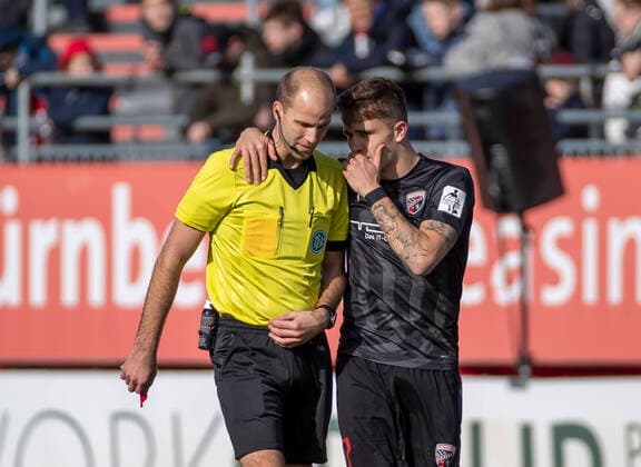 Germany, Wuerzburg, Flyeralarm Arena, 09 02 2020, emspor, emonline, despor, deonline, FC Wuerzburger Kickers vs FC Ingolstadt, Football, 3 League Picture v l Referee Franz Bokop and scorer Dennis Eckert Ayensa FC Ingolstadt 04 DFB REGULATIONS PROHIBIT ANY USE OF PHOTOGRAPHS AS IMAGE SEQUENCES AND OR QUASI VIDEO Copyright: HMBxMedia xHeikoxBecker