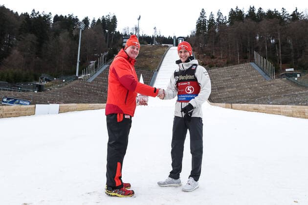 09 02 2020, Muehlenkopfschanze, Willingen, GER, FIS World Cup Skijumping, Willingen, men, award ceremony, in the picture Stephan Leyhe GER , Jurgen Hensel SC Willingen President after the winner ceremony for the men s FIS Skijumping World Cup at the Muehlenkopfschanze in Willingen, Germany on 2020 02 09 Willingen EP_tad