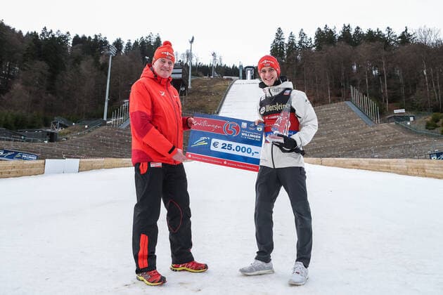 09 02 2020, Muehlenkopfschanze, Willingen, GER, FIS World Cup Skijumping, Willingen, men, award ceremony, in the picture Stephan Leyhe GER , Jurgen Hensel SC Willingen President after the winner ceremony for the men s FIS Skijumping World Cup at the Muehlenkopfschanze in Willingen, Germany on 2020 02 09 Willingen EP_tad