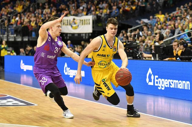 Jonas Mattisseck (ALBA), beim Zweikampf mit Bennet Hundt (Göttingen), ALBA Berlin - BG Göttingen Basketball, easy Credit BBL , Herren, Maenner, Männer, men, Saison 2019 2020 Berlin, 9.2..2020, Mercedes-Benz Arena *** Jonas Mattisseck ALBA , at the duel with Bennet Hundt Göttingen , ALBA Berlin BG Göttingen Basketball, easy Credit BBL , men, men, men, men, season 2019 2020 Berlin, 9 2 2020, Mercedes Benz Arena