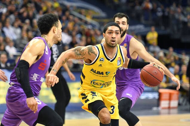 Peyton Siva ALBA , with ball, left Kyan Anderson Göttingen , right Mihajio Andric Göttingen , ALBA Berlin BG Göttingen Basketball, easy Credit BBL , men, men, men, men, season 2019 2020 Berlin, 9 2 2020, Mercedes Benz Arena