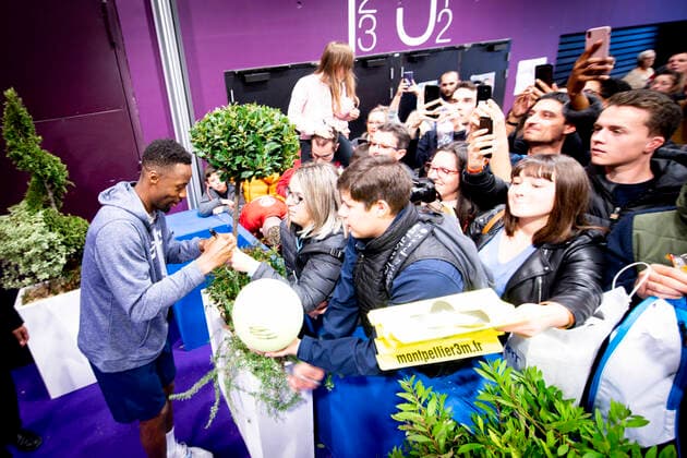 Gael Monfils (Fra) signant des autographes TENNIS : Open Sud de France 2020 - Finale Simple - Montpellier - 09 02 2020 JBAutissier Panoramic 