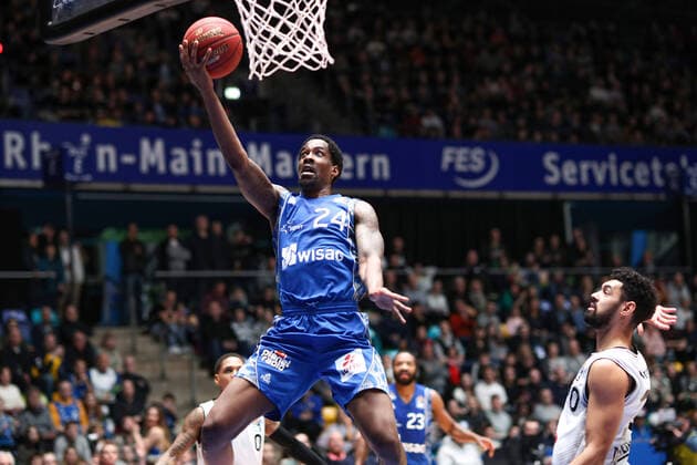 Fraport Skyliners HAKRO Merlins Crailsheim, 1 BBL Shaquille Hines Fraport Skyliners, 24 with a dunking Right in the foreground Jeremy Morgan HAKRO Merlins Crailsheim, 20 , Frankfurt am Main Hesse Germany Fraport Arena