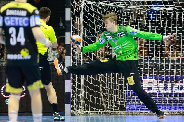 09 02 2020, xtgx, Handball EHF Cup, SC Magdeburg RK Gorenje Velenje emspor, f l Tobias Thulin Magdeburg, 12 parry, holds the ball, catches the ball, parries GETEC Arena