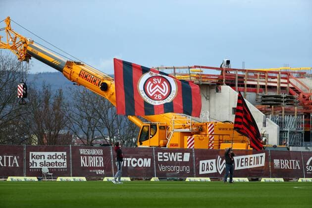 A flag of SV Wehen Wiesbaden in front of an excavator on the stadium construction site of Brita Arena SV Wehen Wiesbaden vs VfL Bochum, Football, 2 League, 09 02 2020 DFL REGULATIONS PROHIBIT ANY USE OF PHOTOGRAPHS AS IMAGE SEQUENCES AND OR QUASI VIDEO SV Wehen Wiesbaden vs VfL Bochum, Football, 2 League, 09 02 2020 Wiesbaden Copyright: xWeissx Eibner-Pressefotox EP_rws
