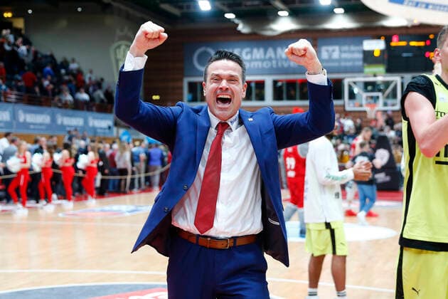20 matchday of the easyCredit BBL Basketball Bundesliga in the s Oliver Arena in Würzburg 2019 2020 season s Oliver Würzburg against Medi Bayreuth Medi Bayreuth coach Raoul Korner