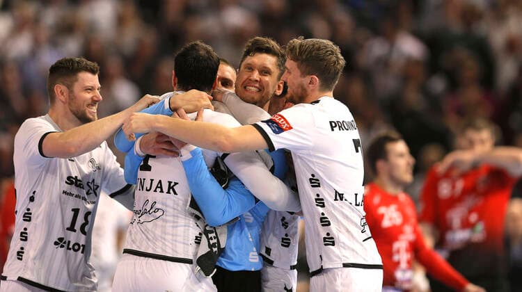 Photo Victory cheering of the players of THW after the final whistle , here goalkeeper Niklas Landin Jacobsen , he is hugged by the players , right Magnus Landin Jacobsen , left Domagoj Duvnjak Kiel Handball Men Wed 12 02 2020 Champions League THW Kiel Veszprem VS 29 28