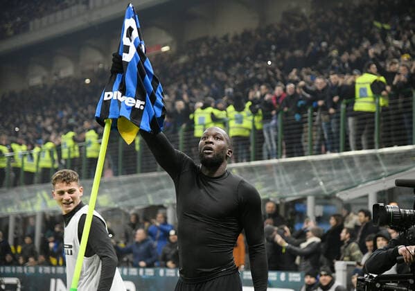FOOTBALL INTERNATIONAL SERIES A 23 Matchday SEASON 2019 2020 Inter Milan AC Milan 09 02 2020 CHEERING Inter Milan scorers to 4 2 Romelu Lukaku re cheers with his jersey on the corner flag, Sebastiano Esposito li