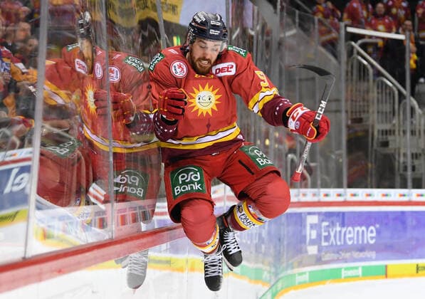 Marc Zanetti 51, Düsseldorfer EG, Duesseldorfer EG, DEG Zanettisprung, Duesseldorfer EG vs Augsburger Panther, Ice Hockey, DEL, 12 02 2020, Duesseldorfer EG vs Augsburger Panther, Ice Hockey, DEL, 12 02 2020 Duesseldorf Copyright: xBirgitxHaefnerx xEibner-Pressefotox EP