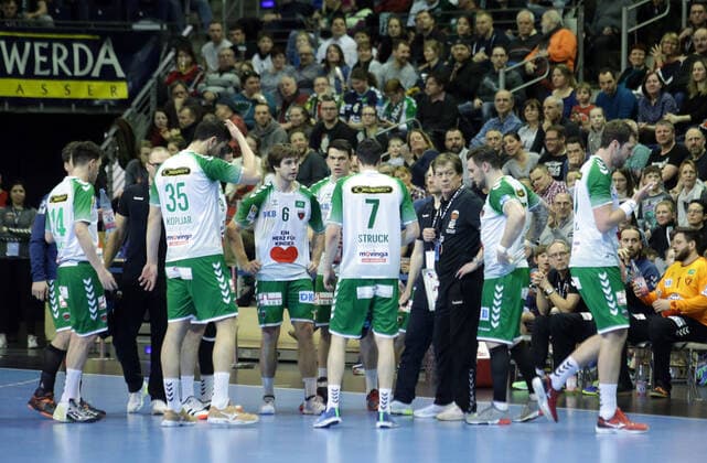 GER, DHB, EHF, FUECHSE BERLIN VS GRUNDFOS TATABANYA 13 02 2020, Max Schmeling Halle, Berlin, GER, DHB, EHF, FUECHSE BERLIN VS GRUNDFOS TATABANYA, DHB regulations prohibit any use of photographs as image sequences and or quasi video im Bild Head Coach Head Coach Velimir Petkovic Fuechse Berlin , Players nordphotox xEngler nph00076
