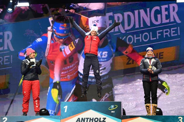 2020 Bilder des Jahres, Sport 02 Februar BIATHLON - DUNKLEE Susan (USA), ROEISELAND Marte Olsbu (NOR) und CHARVATOVA Lucie (CZE) bei Siegerehrung der Weltmeisterschaft Biathlon Antholz Sprint der Frauen am 14.02.2020, Italien, Südtirol Antholz-Anterselva Medal Plaza Südtirol Italien *** BIATHLON DARKLEE Susan USA , ROEISELAND Marte Olsbu NOR and CHARVATOVA Lucie CZE at the award ceremony of the World Championship Biathlon Antholz Womens Sprint on 14 02 2020, Italy, South Tyrol Antholz Anterselva Medal Plaza South Tyrol Italy