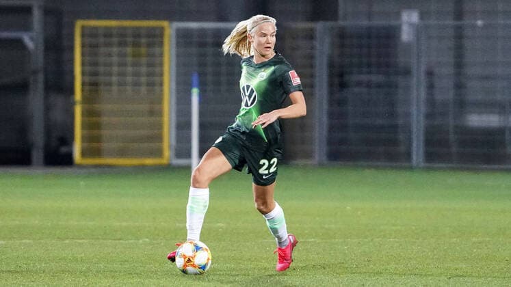 Pernille Harder Wolfsburg, 22 , on the ball, clipping, full body, single picture, action, action, 14 02 2020, Sinsheim Hoffenheim Germany , football, flyer alert women Bundesliga, TSG 1899 Hoffenheim VfL Wolfsburg, DFB DFL REGULATIONS PROHIBIT ANY USE OF PHOTOGRAPHS AS IMAGE SEQUENCES AND OR QUASI VIDEO xozx