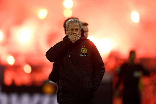2020 Bilder des Jahres, Sport 02 Februar Sport Bilder des Tages Fußball: 1. Bundesliga, Saison 2019 2020, 22. Spieltag, Borussia Dortmund - Eintracht Frankfurt am 14.02.2020 im Signal Iduna Park in Dortmund (Nordrhein-Westfalen). Die Frankfurter Fans brennen Pyrotechnik ab. Davor geht Dortmunds Trainer Lucien Favre DFL REGULATIONS PROHIBIT ANY USE OF PHOTOGRAPHS AS IMAGE SEQUENCES AND OR QUASI-VIDEO. *** Football 1 Bundesliga, Season 2019 2020, 22 Matchday, Borussia Dortmund Eintracht Frankfurt on 14 02 2020 at the Signal Iduna Park in Dortmund North Rhine-Westphalia The Frankfurt fans burn pyrotechnics Before that, Dortmunds coach Lucien Favre DFL REGULATIONS PROHIBIT ANY USE OF PHOTOGRAPHS AS IMAGE SEQUENCES AND OR QUASI VIDEO Copyright: xNeundorf Kirchner-Mediax