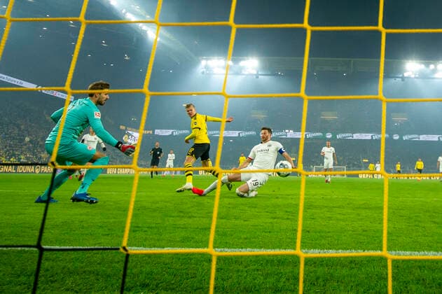 2020 Bilder des Jahres, Sport 02 Februar Fußball: 1. Bundesliga, Saison 2019 2020, 22. Spieltag, Borussia Dortmund - Eintracht Frankfurt am 14.02.2020 im Signal Iduna Park in Dortmund (Nordrhein-Westfalen). Dortmunds Erling Braut Haaland erzielt das Tor zum 3:0. DFL REGULATIONS PROHIBIT ANY USE OF PHOTOGRAPHS AS IMAGE SEQUENCES AND OR QUASI-VIDEO. *** Football 1 Bundesliga, Season 2019 2020, 22 Matchday, Borussia Dortmund Eintracht Frankfurt on 14 02 2020 at Signal Iduna Park in Dortmund North Rhine-Westphalia Dortmunds Erling Bride Haaland scores the goal for 3 0 DFL REGULATIONS PROHIBIT ANY USE OF PHOTOGRAPHS AS IMAGE SEQUENCES AND OR QUASI VIDEO Copyright: xNeundorf Kirchner-Mediax