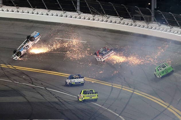2020 Bilder des Jahres, Sport 02 Februar Sport Bilder des Tages DAYTONA, FL - FEBRUARY 14: Ty Majeski, driver of the 45 Niece Motorsports Plan B Sales Chevrolet, is turned upside down during the NextEra Energy 250 on February 14, 2020 at Daytona International Speedway in Daytona Beach, Fl. (Photo by David Rosenblum Icon Sportswire) AUTO: FEB 14 NASCAR, Motorsport, USA Gander RV & Outdoors Truck Series - NextEra Energy 250 Icon2002143507250