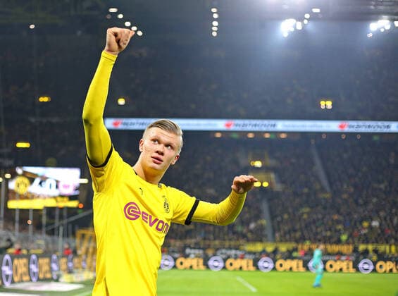 14 02 2020, Football 1 Bundesliga 2019 2020, 22 Matchday, Borussia Dortmund Eintracht Frankfurt, at Signal Iduna Park Dortmund Erling Haaland Dortmund thanks the fans after their substitution DFL and DFB regulations prohibit any use of photographs as image sequences and or quasi video