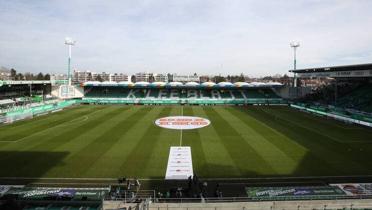15 02 2020 Football Season 2019 2020 2 Football Bundesliga 22 Matchday SpVgg Greuther Fürth Cloverleaf DSC Arminia Bielefeld DaMa DFL regulations prohibit any use of photographs as image sequences and or quasi video Symbol image Symbol photo Feature Impression Sportpark Ronhof Thomas Sommer