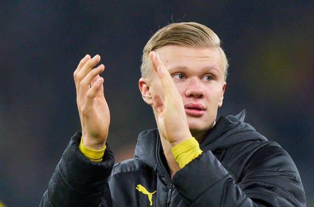 Football Dortmund - Frankfurt, Dortmund Feb 14, 2020. Erling HAALAND , BVB 17 celebration with fans after the match BORUSSIA DORTMUND - EINTRACHT FRANKFURT 4-0 - DFL REGULATIONS PROHIBIT ANY USE OF PHOTOGRAPHS as IMAGE SEQUENCES and or QUASI-VIDEO - 1.German Soccer League , Dortmund, February 14, 2020. Season 2019 2020, match day 22, BVB,