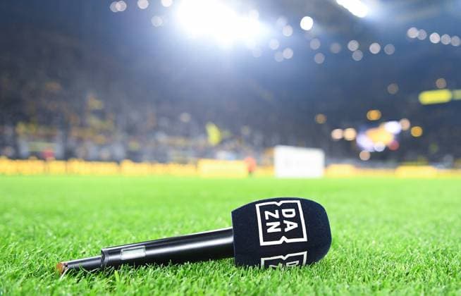 Fußball: 1. Bundesliga, Saison 2019 2020, 22. Spieltag, Borussia Dortmund - Eintracht Frankfurt am 14.02.2020 im Signal Iduna Park in Dortmund (Nordrhein-Westfalen). Mikrofon, DAZN, Spielfeld, Rasen, Hinterleger, Feature, Allgemein, DFL REGULATIONS PROHIBIT ANY USE OF PHOTOGRAPHS AS IMAGE SEQUENCES AND OR QUASI-VIDEO. *** Fußball 1 Bundesliga, Saison 2019 2020, 22 Matchday, Borussia Dortmund Eintracht Frankfurt am 14 02 2020 at Signal Iduna Park in Dortmund Nordrhein Westfalen Microphone, DAZN, Field, Lawn, Backer, Feature, General, DFL REGULATIONS PROHIBIT ANY USE OF PHOTOGRAPHS AS IMAGE SEQUENCES AND OR QUASI VIDEO Copyright: xNeundorf Kirchner-Mediax