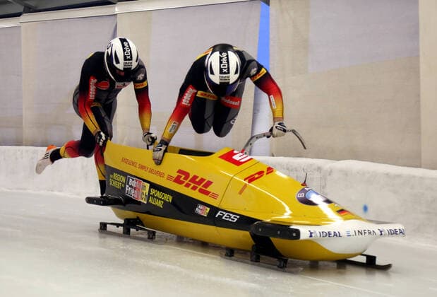 2020 Bilder des Jahres, Sport 02 Februar Sport Bilder des Tages (200216) -- SIGULDA, Feb. 16, 2020 -- Francesco Friedrich (front) and Martin Grothkopp of Germany compete during the the two-man bobsleigh event at the IBSF World Cup Bobsleigh and Skeleton series, in Sigulda, Latvia, Feb. 15, 2020. (Photo by Xinhua) (SP)LATVIA-SIGULDA-IBSF-WORLD CUP EdijsxPalens 