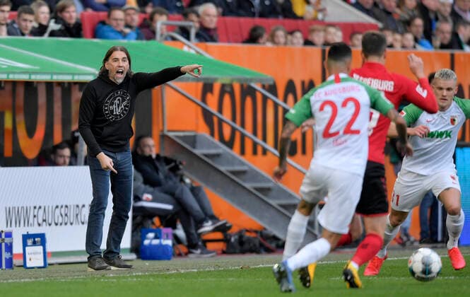 15 02 2020, Football 1 Bundesliga 2019 2020, 22 Matchday, FC Augsburg SC Freiburg, in the WWK Arena Augsburg Coach Martin Schmidt FC Augsburg gives instructions DFL and DFB regulations prohibit any use of photographs as image sequences and or quasi video