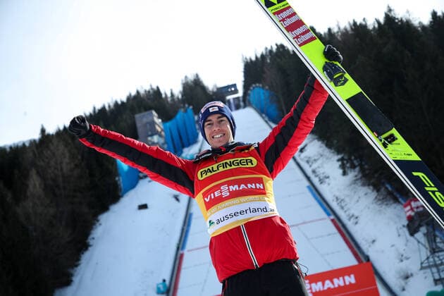2020 Bilder des Jahres, Sport 02 Februar SKI FLYING - FIS WC Bad Mitterndorf BAD MITTERNDORF,AUSTRIA,16.FEB.20 - NORDIC SKIING, Ski jumping, Skispringen, Ski, nordisch SKI FLYING - FIS World Cup, Kulm, award ceremony. Image shows the rejoicing of Stefan Kraft (AUT). GEPAxpictures xChristianxWalgram