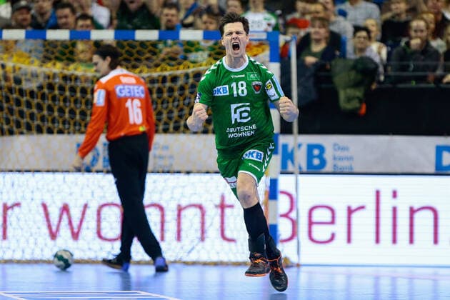16 02 2020, xtgx, Handball Liqui Moly HBL, Fuechse Berlin SC Magdeburg emspor, v l Hans Lindberg Fuechse Berlin, 18 cheers, cheers for the goal, celebrate the goal, celebration Berlin