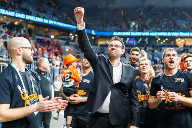 Cody Kessel Berlin Recycling Volleys cheers with the fans, Powervolley Dueren vs Berlin Recycling Volleys, Volleyball, DVV Mens Cup Final, 16 02 2020 Powervolley Dueren vs Berlin Recycling Volleys, Volleyball, DVV Mens Cup Final, 16 02 2020 Copyright: xNeisx Eibner-Pressefotox EP_ans