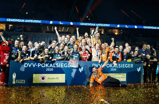 Winning picture of the Dresden women and men from Berlin, Dresdener SC vs Allianz MTV Stuttgart, Volleyball, DVV Cup Final of Women, 16 02 2020 Dresdener SC vs Allianz MTV Stuttgart, Volleyball, DVV Cup Final of Women, 16 02 2020 Copyright: xNeisx Eibner-Pressefotox EP_ans