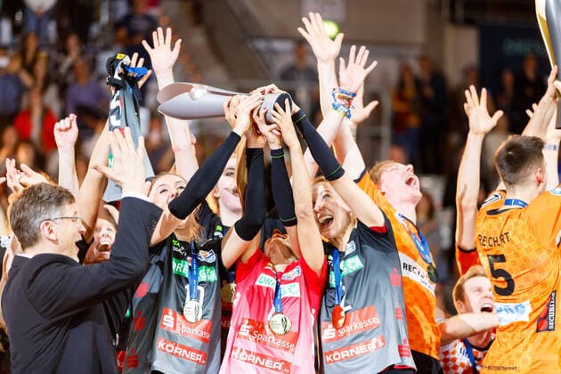 The Dresden team celebrates the victory with cup, Dresdener SC vs Allianz MTV Stuttgart, Volleyball, DVV Womens Cup Final, 16 02 2020 Dresdener SC vs Allianz MTV Stuttgart, Volleyball, DVV Womens Cup Final, 16 02 2020 Copyright: xNeisx Eibner-Pressefotox EP_ans
