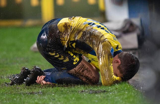 2020 Bilder des Jahres, Sport 02 Februar Sport Bilder des Tages Oliver Lund (OB - 02) for direkte roedt af dommer Michael Tykgaard efter at have faeldet Mikael Uhre (Broendby - 11) (foto) Superliga Fodbold Odense Boldklub mod Broendby IF. Nature Energy Park. Soendag den 16 februar 2020.. , Odense Denmark *** Oliver Lund OB 02 for direct rowing by Judge Michael Tykgaard after defeating Mikael Uhre Broendby 11 photo Super League Football Odense Boldklub against Broendby IF Nature Energy Park Sunday, February 16, 2020, Odense Denmark,  Copyright: ClausxFisker ClausxFiskerx cop105 spdk20200216-204201-L