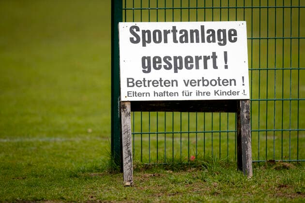 Leaning against a fence is a sign with the inscription Sportanlage gesperrt Fussball, Themenbild, Symbolbild, 14 04 19 Schleswig Holstein Germany Copyright: xAgentur54Gradx xFelixxKoenigx