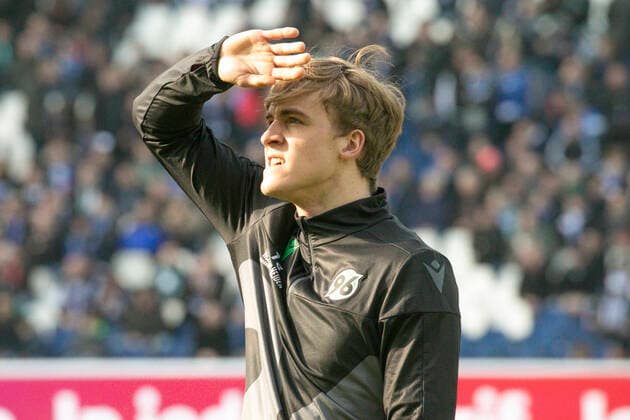 From 2 BL Season 2019 20 Hannover 96 HSV Hamburg 1 1 on 15 02 2020 in the HDI Arena In the photo Hannover 96 player Timo Bernd Hübers is looking for a new club