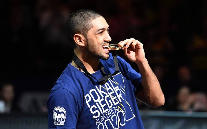 Peyton Siva ALBA , bites into the medal ALBA Berlin EWE Baskets Oldenburg BBL Cup, Final, Basketball, DBB, easy credit BBL, Men, Men, Season 2019 2020 Berlin, 16 2 2020