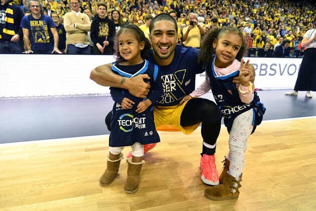 Peyton Siva ALBA , cheers with his daughters after the game ALBA Berlin EWE Baskets Oldenburg BBL Cup, Final, Basketball, DBB, easy credit BBL, Men, Men, Season 2019 2020 Berlin, 16 2 2020