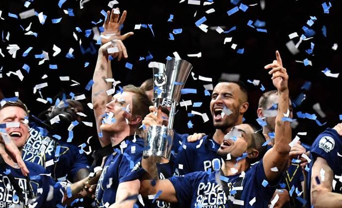 Peyton Siva ALBA , cheers with the cup in the shower of confetti, together with Niels Giffey ALBA , Johannes Thiemann ALBA , Martin Hermannsson ALBA , and the rest of the team ALBA Berlin EWE Baskets Oldenburg BBL Cup, Final, Basketball, DBB, easy credit BBL, Men, Men, Season 2019 2020 Berlin, 16 2 2020