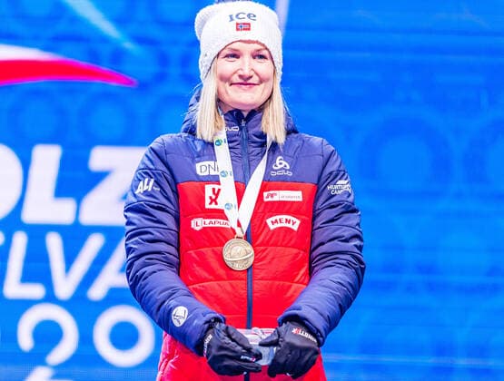 16 02 2020, Suedtirol Arena, Antholz, ITA, IBU World Championships Biathlon, women, 10 km Pursuit of IBU Biathlon World Championships 2020 at the Suedtirol Arena in Antholz, Italy on 2020 02 16 Antholz, in the picture bronze medalist Marte Olsbu Roeiseland NOR bronze medalist Marte Olsbu Roeiseland of Norway during the winner Ceremony for the women s 10 km Pursuit of IBU Biathlon World Championships 2020 at the Suedtirol Arena in Antholz, Italy on 2020 02 16 Antholz  EP_ade
