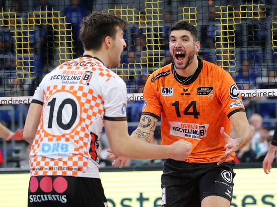 BAU 16 02 2020 Mannheim Volleyball DVV Cup Final Men, Berlin Recycling Volleys vs SWD power volleys DÜREN, v l Julian Zenger, Nicolas le Goff Berlin cheers