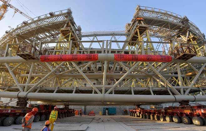 FIFA Fußball WM 2022, Sportstätten, Lusail Iconic Stadion (200217) -- DOHA, Feb. 17, 2020 (Xinhua) -- Photo taken on Feb. 16, 2020 shows banners reading Wuhan be strong and China keep going at the construction site of the Lusail Stadium, one of the 2022 FIFA World Cup, WM, Weltmeisterschaft, Fussball stadiums, in Lusail, Qatar. The installation of the main steel frame of Lusail Stadium, built by China Railway Construction Corporation (CRCC), completed on Sunday. (Photo by Nikku Xinhua) (SP)QATAR-DOHA-2022 FIFA WORLD CUP-MAIN STADIUM 