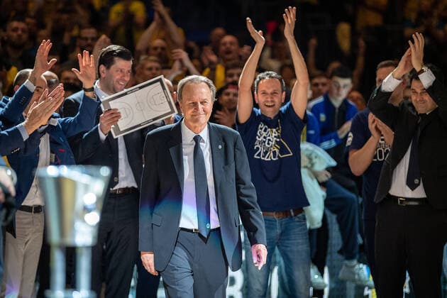 Basketball Berlin 16 02 2020 Season 2019 2020 MagentaSport BBL Cup Final 2020 Alba Berlin EWE Baskets Oldenburg Aito Garcia Reneses Alba Berlin, Trainer Award Ceremony