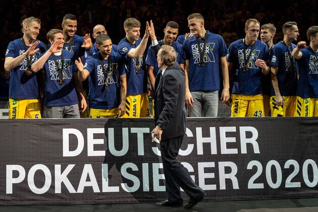 Basketball Berlin 16 02 2020 Season 2019 2020 MagentaSport BBL Cup Final 2020 Alba Berlin EWE Baskets Oldenburg Aito Garcia Reneses Alba Berlin, Trainer Award Ceremony Luke Sikma Alba Berlin, No 43