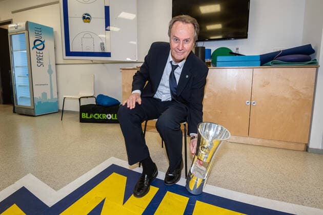 Basketball Berlin 16 02 2020 Season 2019 2020 MagentaSport BBL Cup Final 2020 Alba Berlin EWE Baskets Oldenburg Alba German Cup Winner 2020 Niels Giffey Alba Berlin, No 05 with Cup Team Alba Jubel Aito Garcia Reneses Alba Berlin, Coach