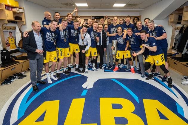 Basketball Berlin 16 02 2020 Season 2019 2020 MagentaSport BBL Cup Final 2020 Alba Berlin EWE Baskets Oldenburg Alba German Cup Winner 2020 Niels Giffey Alba Berlin, No 05 with Cup Team Alba Jubel Marco baldi Makai Mason Alba Berlin, No 01 Peyton Siva Alba Berlin, No 03 Niels Giffey Alba Berlin, No 05 Malte Delow Alba Berlin Marcus Eriksson Alba Berlin, No 08 Jonas Mattisseck Alba Berlin, No 09 Tim Schneider Alba Berlin, No 10 Lorenz Brenneke Alba Berlin, No 11 Martin Hermannsson Alba Berlin, No 15 Kenneth Ogbe Alba Berlin, No 25 Rokas Giedraitis Alba Berlin, No 31 Tyler Cavanaugh Alba Berlin, No 34 Landry Nnoko Alba Berlin No 35 Luke Sikma Alba Berlin, No 43 Aito Garcia Reneses Alba Berlin, coach Thomas Päch Alba Berlin, assistant coach Israel Gonzalez Alba Berlin, assistant coach Pepe Silva Moreno Alba Berlin, athletics coach and others