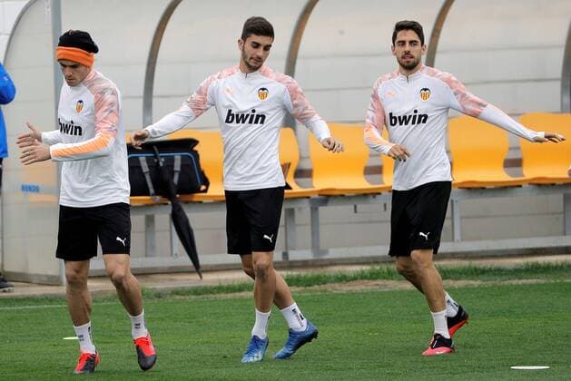 Valencia s Uruguayan forward Max Gomez (L), Spanish forwards Ferran Torres (C) and Ruben Sobrino (R) attend a training session at Paterna sports city, Valencia, eastern Spain, 18 February 2020. Valencia CF will face Atalanta Bergamasca Clacio CF on 19 February 2020 in the first leg of their UEFA Champions League Round of 16 match. Valencia CF training session !ACHTUNG: NUR REDAKTIONELLE NUTZUNG!  Copyright: xManuelxBruquex GRAFCVA2116 20200218-637176253957494773