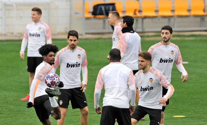 Valencia s Portuguese defense Thierry Correia (L, front row) in action during a training session at Paterna sports city, Valencia, eastern Spain, 18 February 2020. Valencia CF will face Atalanta Bergamasca Clacio CF on 19 February 2020 in the first leg of their UEFA Champions League Round of 16 match. Valencia CF training session !ACHTUNG: NUR REDAKTIONELLE NUTZUNG!  Copyright: xManuelxBruquex GRAFCVA2119 20200218-637176255288183173