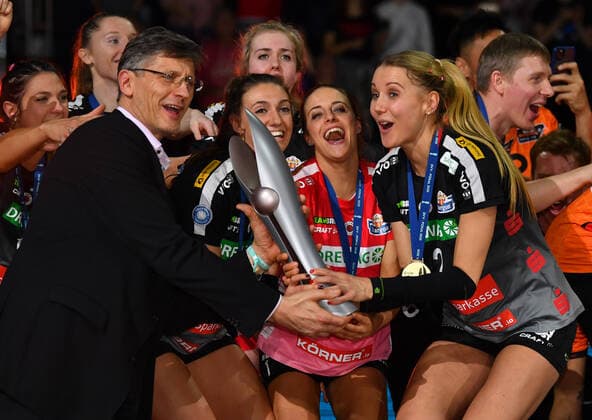 v l Rene Hecht DVV President hands over to Lena Stigrot, Lenka Dürr and Mareen von Römer all Dresden the cup, victory ceremony, the Dresdner SC is cup winner 2020, Dresdner SC against Allianz MTV Stuttgart, volleyball, womens cup final, DVV cup, DVV, cup, DVV cup final in the SAP Arena Mannheim, 16 02 2020,
