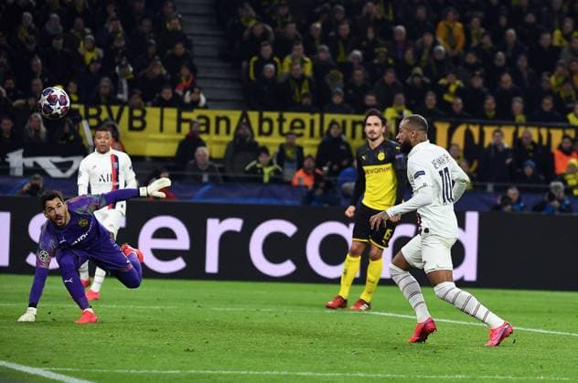 18 02 2020, xjhx, Football UEFA Champions League, Borussia Dortmund Paris St Germain PSG emspor, v l Neymar PSG Paris St Germain , Roman Buerki Borussia Dortmund Goal scored, scores the goal for 1 1 DFL DFB REGULATIONS PROHIBIT ANY USE OF PHOTOGRAPHS as IMAGE SEQUENCES and or QUASI VIDEO Dortmund