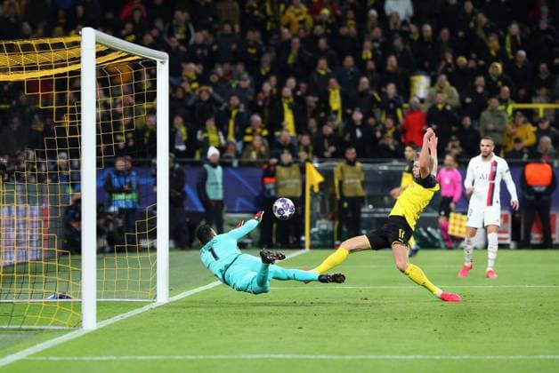 18 02 2020, Soccer UEFA Champions League 2019 2020, Round of 16, Borussia Dortmund Paris St Germain, in Signal Iduna Park Dortmund scored a goal for the 1 0 of Erling Haaland mitte, Dortmund against goalkeeper Keylor Navas Paris Saint Germain DFL and DFB regulations prohibit any use of photographs as image sequences and or quasi video