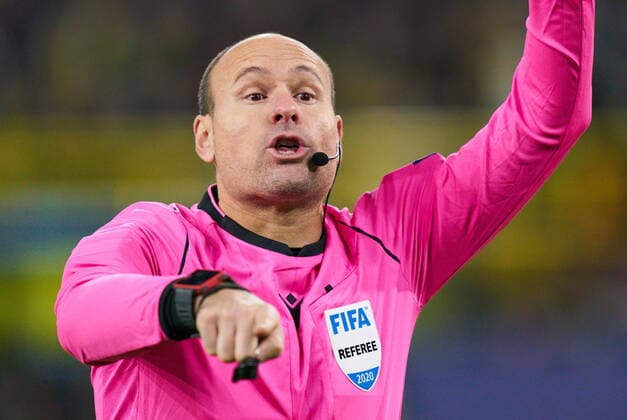 CL Football Dortmund - Paris, Dortmund Feb 18, 2020. Referee Antonio LAHOZ, ESP with whistle, gestures, shows, watch, individual action, half-size, portrait, BORUSSIA DORTMUND - PARIS SG 2-1 Soccer UEFA Champions League , Round of last 16, S i g n a l I d u n a P a r k S t a d i u m BVB in Dortmund, February 18, 2020. Season 2019 2020